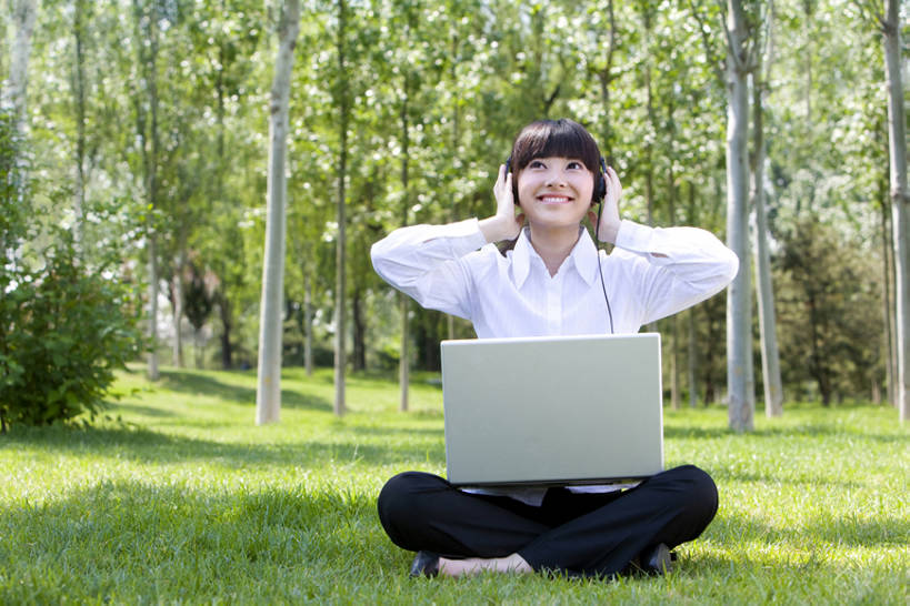 东方人,成年人,一个人,商务人士,服务员,电话接线员,技术人员,商务女性,公园,笑,打电话,微笑,露齿笑,横图,室外,白天,正面,商务,快乐,满意,通讯,幸福,笔记本电脑,技术,草地,草坪,北京,中国,亚洲,仅一个年轻女性,仅一个女性,仅一个人,敲打,握,正装,联系,音乐,听,输入,草,树,绿色,自然,耳机,打字,职业,休闲,放松,握着,遮,遮掩,摄影,灵感,点击,敲击,环境,呼叫中心,掩盖,享乐,遮挡,成就,销售,网上冲浪,蓝牙,贩卖,东亚,遮盖,掩饰,可靠,无线电技术,按键,计算机,年轻女性,女人,女性,亚洲人,中国人,年轻人,白领,服务生,侍者,休闲活动,技术员,盘着腿坐,坐着,彩图,全身,欢乐,办公室职员,捂住,林区,操作员,bj175