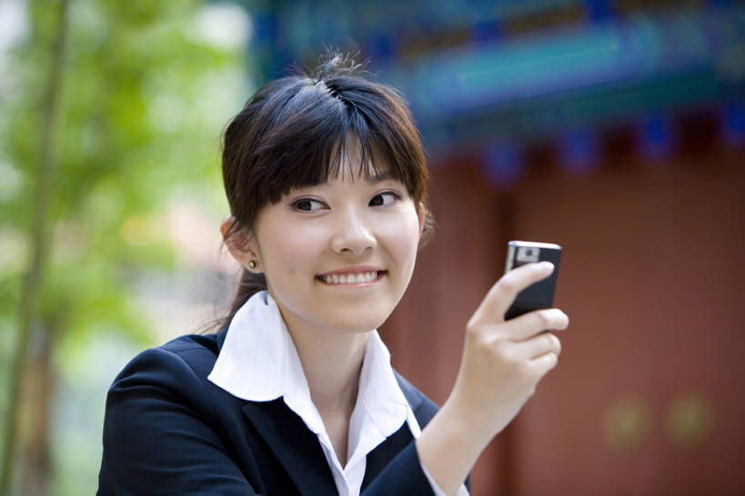 东方人,成年人,脸,头,脸颊,一个人,商务人士,商务女性,笑,打电话,微笑,露齿笑,横图,室外,白天,正面,商务,快乐,满意,通讯,幸福,成功,技术,手机,北京,中国,亚洲,仅一个年轻女性,仅一个女性,仅一个人,握,套装,正装,联系,拨打,肩膀,看,职业,握着,摄影,技巧,享乐,发短信,手艺,东亚,无线电技术,技能,技艺,年轻女性,女人,女性,亚洲人,中国人,年轻人,头部,脸部,脸蛋,面部,白领,彩图,欢乐,妙技,办公室职员,本领,bj175