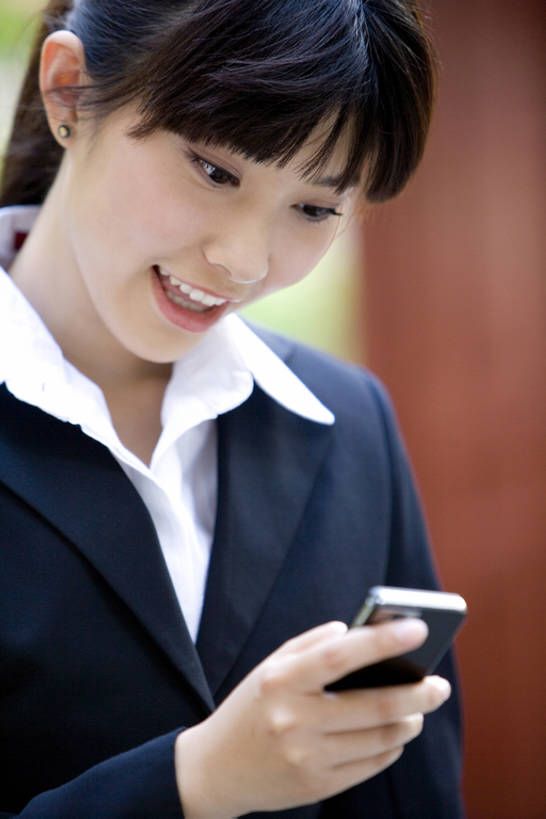 东方人,成年人,脸,头,脸颊,一个人,商务人士,商务女性,举,笑,打电话,微笑,露齿笑,竖图,室外,特写,白天,正面,侧面,商务,快乐,通讯,幸福,技术,手机,北京,中国,亚洲,仅一个年轻女性,仅一个女性,仅一个人,连接,握,套装,正装,联系,拨打,肩膀,托,站着,职业,握着,摄影,技巧,享乐,愉悦,发短信,手艺,东亚,无线电技术,技能,技艺,年轻女性,女人,女性,亚洲人,中国人,年轻人,头部,脸部,脸蛋,面部,白领,举起,举手,举着,向上举,向上伸,向上托,彩图,欢乐,妙技,办公室职员,本领,bj175