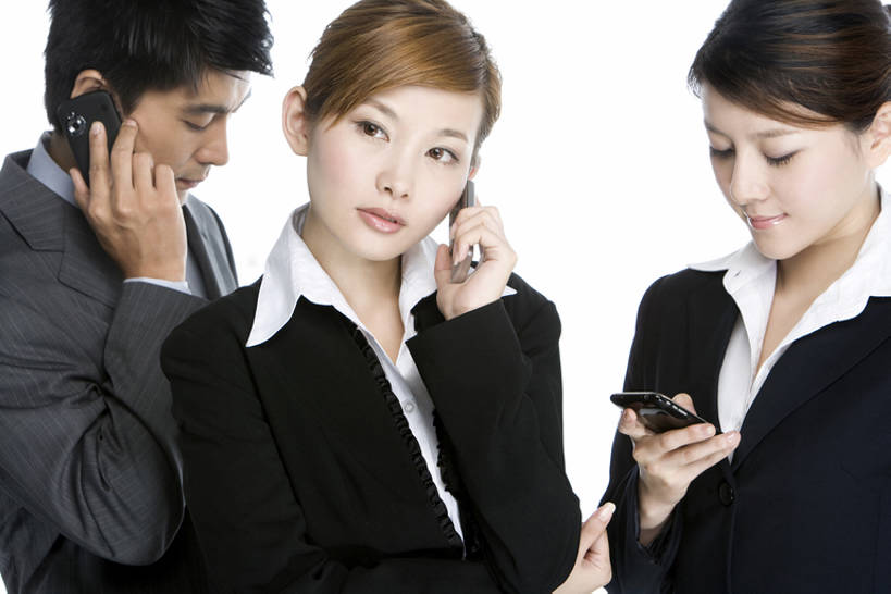 东方人,成年人,三个人,同事,商务人士,商务男性,商务女性,打电话,双手交叉,横图,抠图,白色背景,正面,仰视,衬衫,西装,商务,通讯,成功,合作,团队,集体,信心,技术,手机,握,套装,正装,工作,信息,领带,联系,听,拨打,队伍,站着,职业,概念,握着,摄影,技巧,领导,双手抱胸,象征,效率,庄重,成就,发短信,肖像,手艺,忙碌,商务装,身份,网上冲浪,便携式,合伙,领袖,工薪阶层,智能手机,一套,正式,地位,可靠,无线电技术,技能,技艺,认真,信任,男人,男性,年轻男性,年轻女性,女人,女性,亚洲人,中国人,年轻人,白领,上班族,电话机,说话,半身,彩图,低角度拍摄,影棚拍摄,衬衣,妙技,办公室职员,本领,电子记事本,bj175