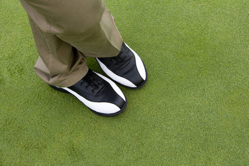 成年人,一个人,站,室外,留白,运动,亚洲,瓷器,球洞,草,休闲,放松,愉悦,爱好,东亚,北京市,技能,体育活动,高尔夫球运动,老年男性,男人,男性,休闲活动,双腿交叉,半身,彩图,高尔夫鞋,bj175