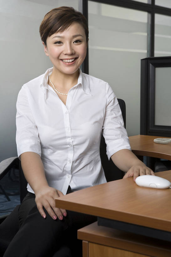 东方人,一个人,商务人士,商务女性,办公室,笑,微笑,露齿笑,横图,室内,正面,商务,快乐,幸福,信心,北京,中国,亚洲,正装,注视,书桌,观察,看,职业,办公大楼,摄影,观看,察看,关注,隔间,肖像,东亚,年轻女性,女人,女性,亚洲人,中国人,年轻人,白领,坐着,彩图,办公室职员,bj175