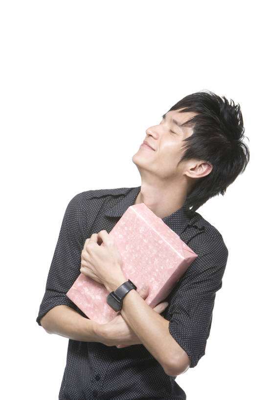 东方人,成年人,一个人,笑,微笑,露齿笑,竖图,留白,抠图,白色背景,正面,衬衫,时尚,快乐,兴奋,幸福,消费,礼物,仅一个男性,仅一个人,握,包装,包装纸,商品,牛仔裤,休闲装,刺激,盒子,仅一个年轻男性,站着,休闲,活力,零售,握着,摄影,生活方式,酷,享乐,愉悦,华贵,生日礼物,肖像,男人,男性,年轻男性,亚洲人,中国人,年轻人,休闲活动,闭着眼睛,半身,彩图,影棚拍摄,欢乐,bj175