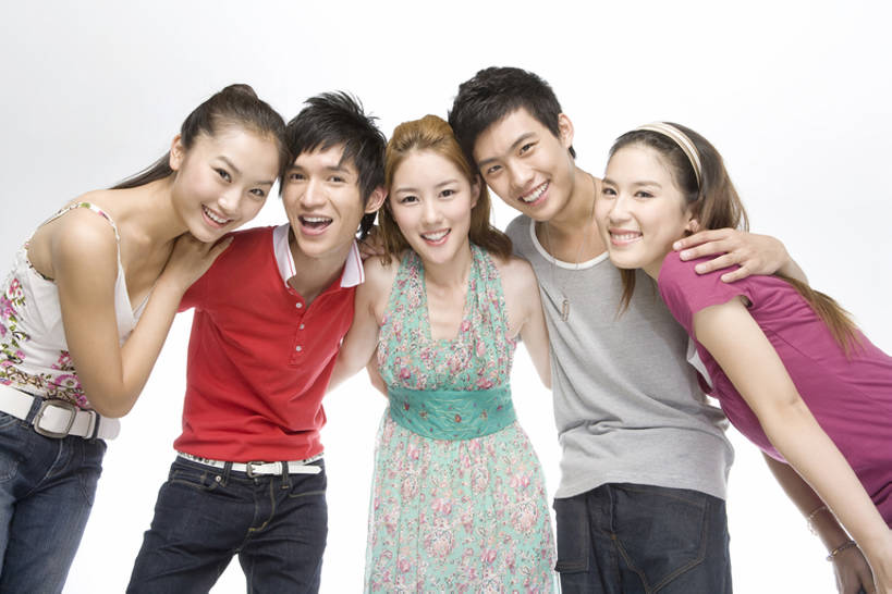 东方人,成年人,笑,微笑,露齿笑,横图,留白,抠图,白色背景,正面,时尚,快乐,兴奋,友谊,幸福,纯洁,五个人,欢呼,并排,美丽,注视,牛仔裤,休闲装,刺激,观察,看,靠,靠着,站着,休闲,活力,可爱,亲密,童年,童趣,搭,摄影,生活方式,观看,察看,酷,享乐,合影,愉悦,搭着,关注,肖像,童真,烂漫,无邪,陪同,陪伴,天真,男人,男性,年轻男性,年轻女性,女人,女性,亚洲人,中国人,年轻人,休闲活动,彩图,影棚拍摄,欢乐,美人,伴随,bj175