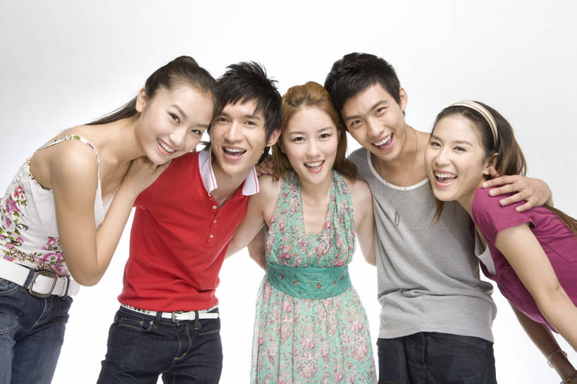 东方人,成年人,笑,微笑,露齿笑,横图,留白,抠图,白色背景,正面,时尚,快乐,兴奋,友谊,幸福,纯洁,五个人,欢呼,并排,美丽,注视,牛仔裤,休闲装,刺激,观察,看,靠,靠着,站着,休闲,活力,可爱,亲密,童年,童趣,搭,摄影,生活方式,观看,察看,酷,享乐,合影,愉悦,搭着,关注,肖像,童真,烂漫,无邪,陪同,陪伴,天真,男人,男性,年轻男性,年轻女性,女人,女性,亚洲人,中国人,年轻人,休闲活动,彩图,影棚拍摄,欢乐,美人,伴随,bj175