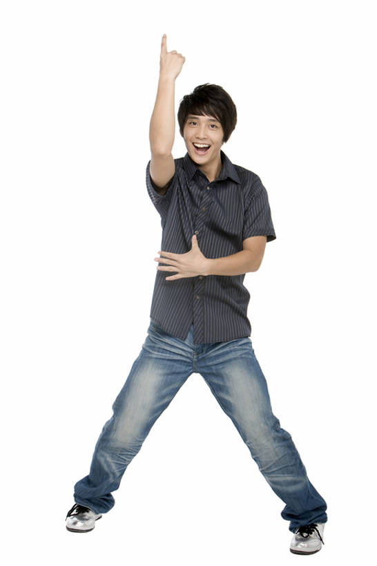 东方人,成年人,一个人,举,笑,微笑,露齿笑,竖图,留白,抠图,白色背景,正面,时尚,快乐,兴奋,幸福,仅一个男性,仅一个人,注视,休闲装,刺激,仅一个年轻男性,观察,看,手势,托,休闲,健康,手指,活力,乐趣,摄影,生活方式,观看,第一,察看,指着,酷,享乐,风格,食指,关注,肖像,无忧无虑,男人,男性,年轻男性,亚洲人,中国人,年轻人,休闲活动,举起,举手,举着,向上举,向上伸,向上托,彩图,全身,影棚拍摄,打手势,摆拍,bj175