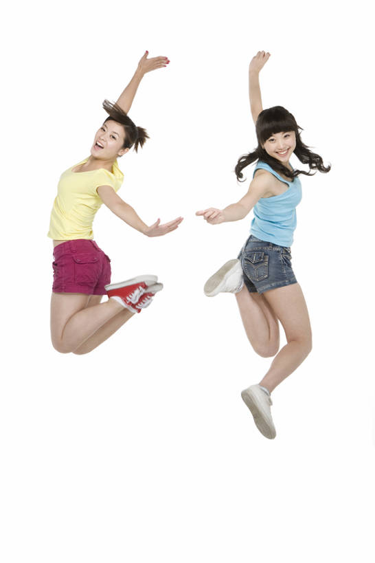东方人,成年人,两个人,跳,举,笑,微笑,露齿笑,竖图,留白,抠图,白色背景,侧面,时尚,快乐,欣喜若狂,兴奋,友谊,幸福,信心,庆祝,半空,美丽,注视,休闲装,刺激,观察,看,托,休闲,健康,活力,乐趣,摄影,生活方式,观看,动作,察看,酷,嘻哈,享乐,风格,关注,苗条,无忧无虑,年轻女性,女人,女性,亚洲人,中国人,年轻人,举起,举手,举着,向上举,向上伸,向上托,彩图,全身,影棚拍摄,欢乐,闺密,bj175