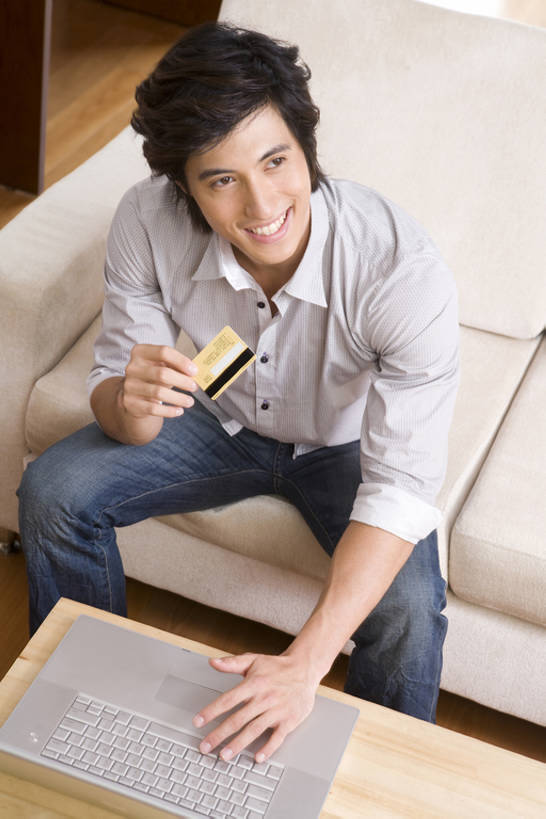 东方人,成年人,一个人,家庭,客厅,笑,微笑,露齿笑,竖图,室内,白天,正面,购物,商务,信用卡,消费,笔记本电脑,互联网,技术,沙发,中国,仅一个男性,仅一个人,敲打,联系,输入,仅一个年轻男性,打字,休闲,舒服,温暖,温馨,一家人,零售,想,斜视,金融,摄影,生活方式,点击,敲击,和睦,网上购物,便利,起居室,享乐,购买,网上冲浪,网购,选购,贸易,东亚,血拼,无线电技术,按键,计算机,男人,男性,年轻男性,白种人,亚洲人,年轻人,电子商务,彩图,高角度拍摄,融洽,bj175