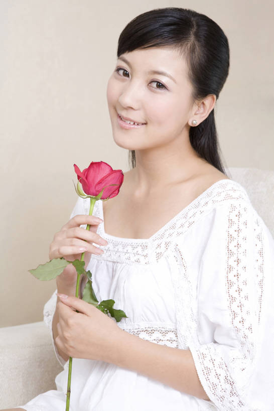 东方人,成年人,一个人,客厅,笑,微笑,露齿笑,竖图,室内,白天,侧面,沙发,玫瑰,中国,情人节,仅一个年轻女性,仅一个女性,仅一个人,握,蕾丝,浪漫,美丽,注视,花,花朵,观察,看,休息,放松,无辜,握着,摄影,观看,察看,起居室,高雅,享乐,关注,东亚,年轻女性,女人,女性,亚洲人,中国人,年轻人,坐着,半身,彩图,爱,bj175
