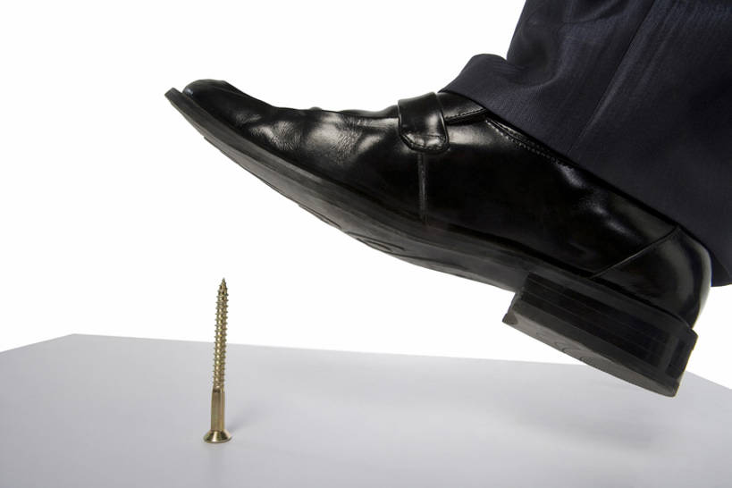 东方人,成年人,一个人,商务人士,商务男性,横图,特写,留白,抠图,白色背景,衬衫,西装,商务,技术,鞋子,中国,套装,正装,锐利,钉子,职业,螺丝,摄影,技巧,惊奇,动作,锋利,尖锐,踏,手艺,商务装,问题,足,工薪阶层,东亚,一套,技能,技艺,想法,危险,男人,男性,亚洲人,中国人,年轻人,白领,上班族,步行,彩图,影棚拍摄,衬衣,妙技,办公室职员,本领,bj175