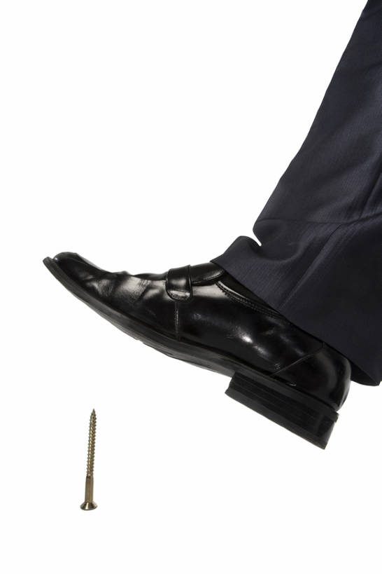 东方人,成年人,一个人,商务人士,商务男性,竖图,特写,留白,抠图,白色背景,衬衫,西装,商务,技术,鞋子,中国,套装,正装,锐利,钉子,职业,螺丝,摄影,技巧,惊奇,动作,锋利,尖锐,踏,手艺,商务装,问题,足,工薪阶层,东亚,一套,技能,技艺,想法,危险,男人,男性,亚洲人,中国人,年轻人,白领,上班族,步行,彩图,影棚拍摄,衬衣,妙技,办公室职员,本领,bj175