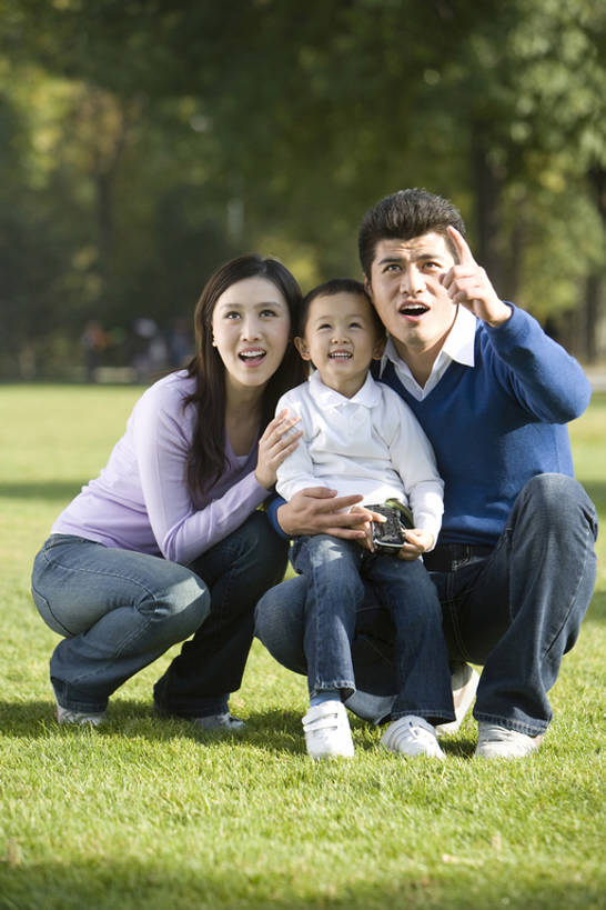 东方人,婴儿,儿童,三个人,家庭,母亲,父亲,儿子,公园,蹲,笑,微笑,露齿笑,竖图,室外,白天,正面,快乐,幸福,纯洁,草地,北京,日光,中国,亚洲,一排,连接,整齐,并排,休闲装,草,排列,小孩,自然,手势,张嘴,温暖,温馨,一家人,活力,可爱,童年,童趣,无辜,搭,摄影,活泼,生长,生活方式,惊奇,和睦,指着,享乐,搭着,队列,关爱,清新,宝宝,肖像,户外活动,张大嘴巴,童真,东亚,纯真,烂漫,无邪,陪同,陪伴,伶俐,天真,男孩,男人,男性,年轻男性,女性,亚洲人,中国人,孩子,年轻人,秋天,张开嘴,休闲活动,彩图,全身,爱,融洽,打手势,好奇心,伴随,bj175