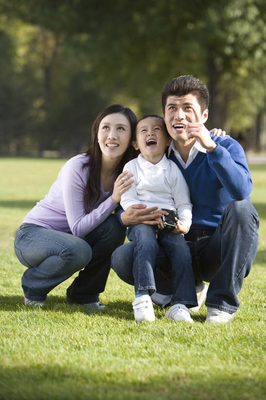 东方人,婴儿,儿童,三个人,家庭,母亲,父亲,儿子,公园,蹲,笑,微笑,露齿笑,竖图,室外,白天,正面,快乐,幸福,纯洁,草地,北京,日光,中国,亚洲,一排,连接,整齐,并排,休闲装,草,排列,小孩,自然,手势,张嘴,温暖,温馨,一家人,活力,可爱,童年,童趣,无辜,搭,摄影,活泼,生长,生活方式,惊奇,和睦,指着,享乐,搭着,队列,关爱,清新,宝宝,户外活动,张大嘴巴,童真,东亚,纯真,烂漫,无邪,陪同,陪伴,伶俐,天真,男孩,男人,男性,年轻男性,女性,亚洲人,中国人,孩子,年轻人,秋天,张开嘴,休闲活动,彩图,全身,爱,融洽,打手势,好奇心,伴随,bj175