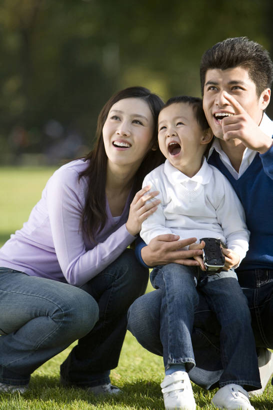 东方人,婴儿,儿童,三个人,家庭,母亲,父亲,儿子,公园,蹲,笑,微笑,露齿笑,竖图,室外,白天,正面,快乐,幸福,纯洁,草地,北京,日光,中国,亚洲,一排,连接,整齐,并排,休闲装,草,排列,小孩,自然,手势,张嘴,温暖,温馨,一家人,活力,可爱,童年,童趣,无辜,摄影,活泼,生长,生活方式,惊奇,和睦,指着,享乐,队列,关爱,清新,宝宝,户外活动,张大嘴巴,童真,东亚,纯真,烂漫,无邪,陪同,陪伴,伶俐,天真,男孩,男人,男性,年轻男性,女性,亚洲人,中国人,孩子,年轻人,秋天,张开嘴,休闲活动,彩图,全身,爱,融洽,打手势,好奇心,伴随,bj175