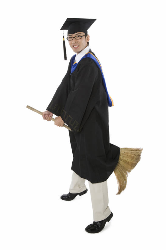 东方人,成年人,一个人,学生,笑,微笑,露齿笑,竖图,留白,抠图,白色背景,正面,快乐,幸福,成功,北京,中国,亚洲,仅一个男性,仅一个人,握,扫帚,眼镜,教育,玩,注视,飞,刺激,仅一个年轻男性,观察,看,概念,活力,乐趣,魔法,握着,摄影,流苏,观看,幽默,察看,享乐,学士帽,毕业,成就,关注,学士服,东亚,垂布,学士袍,学位帽,男人,男性,年轻男性,亚洲人,中国人,年轻人,大学生,彩图,全身,影棚拍摄,欢乐,男巫,成人教育,bj175