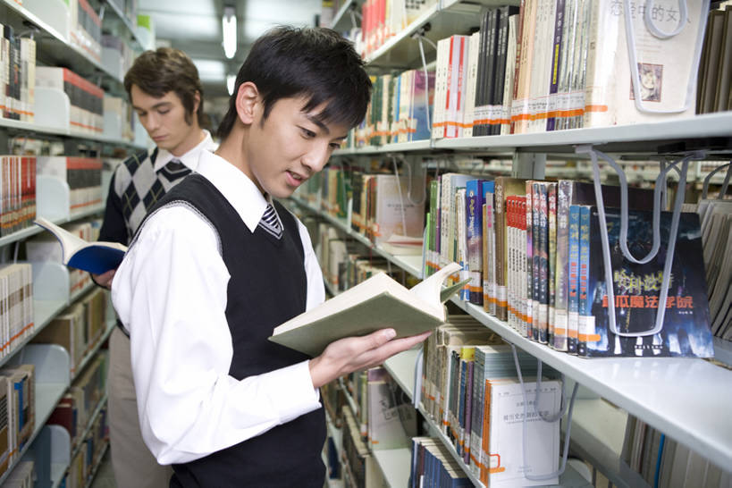 东方人,成年人,两个人,学生,学校,图书馆,微笑,横图,室内,侧面,毛衣,制服,快乐,幸福,信心,书架,北京,中国,亚洲,仅一个男性,仅一个人,握,学习,正装,教育,注视,校园,仅一个年轻男性,教科书,观察,看,校服,活力,读,握着,摄影,观看,察看,专心,知识,享乐,关注,东亚,男人,男性,年轻男性,白种人,亚洲人,中国人,年轻人,大学生,书,半身,彩图,欢乐,成人教育,bj175