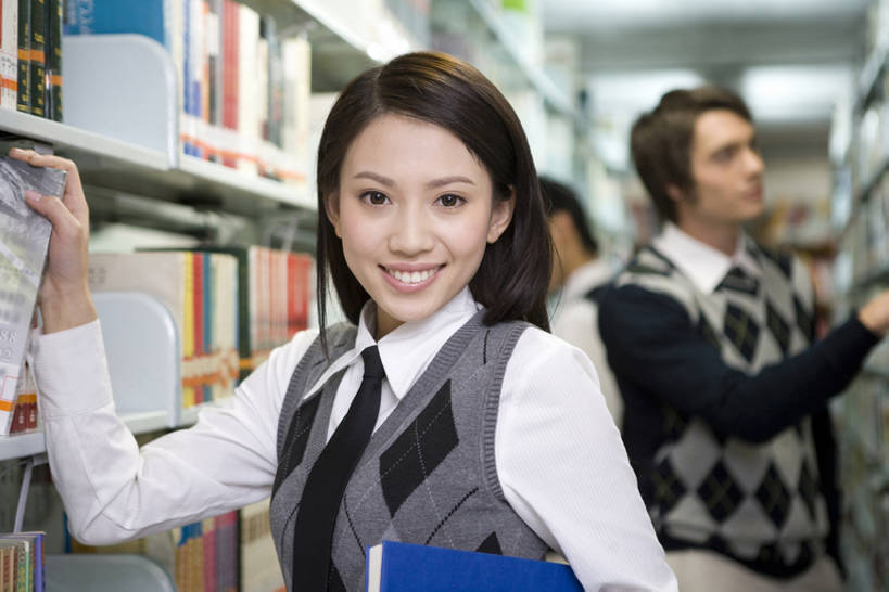 东方人,成年人,三个人,学生,学校,图书馆,笑,微笑,露齿笑,横图,正面,毛衣,制服,快乐,幸福,信心,书架,北京,中国,亚洲,握,学习,正装,教育,注视,校园,教科书,观察,看,校服,活力,读,握着,摄影,观看,察看,知识,享乐,关注,肖像,东亚,男人,男性,年轻男性,年轻女性,女人,女性,白种人,亚洲人,中国人,年轻人,大学生,书,半身,彩图,欢乐,焦距,成人教育,bj175