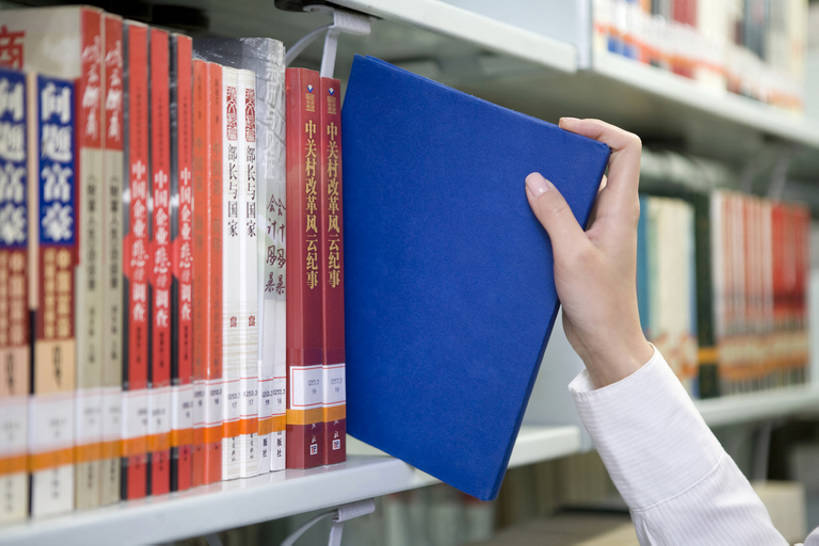 东方人,成年人,手,一个人,学生,学校,图书馆,横图,室内,特写,正面,制服,快乐,幸福,书架,北京,中国,亚洲,握,学习,正装,教育,校园,教科书,校服,活力,握着,摄影,部分,拿起,知识,享乐,东亚,男人,男性,年轻男性,年轻女性,女人,女性,亚洲人,中国人,年轻人,大学生,书,彩图,欢乐,焦距,成人教育,bj175