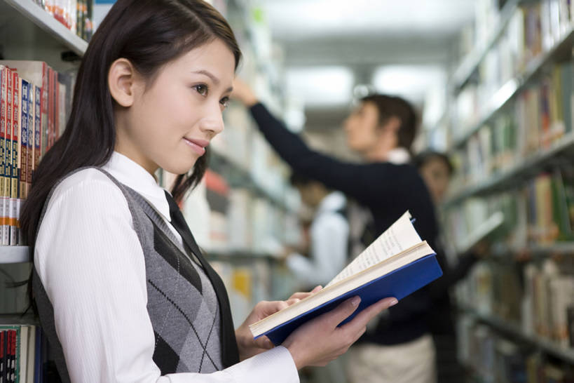 东方人,成年人,脸,头,脸颊,四个人,学生,学校,图书馆,横图,室内,侧面,毛衣,裙子,制服,快乐,幸福,书架,北京,中国,亚洲,握,学习,正装,教育,校园,肩膀,教科书,校服,活力,想,读,握着,摄影,拿起,知识,享乐,忙碌,东亚,男人,男性,年轻男性,年轻女性,女人,女性,白种人,亚洲人,中国人,年轻人,头部,脸部,脸蛋,面部,大学生,书,彩图,欢乐,焦距,成人教育,bj175