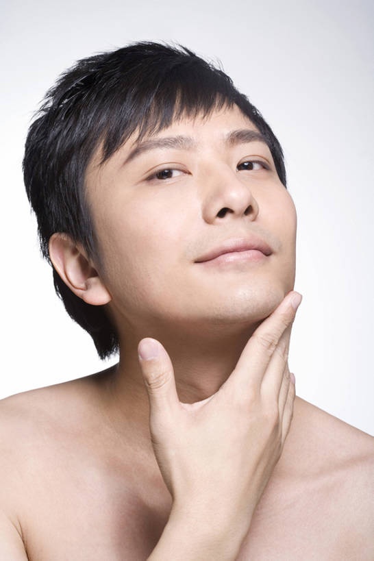 东方人,成年人,脸,头,脸颊,手,头发,裸体,一个人,微笑,竖图,白色背景,正面,化妆,美容,北京,中国,亚洲,仅一个男性,仅一个人,擦,护肤,注视,干净,裸露,肩膀,仅一个年轻男性,黑色,观察,看,保养,享受,休闲,健康,放松,保健,摄影,观看,皮肤,光滑,察看,关注,肖像,裸,东亚,养颜,细腻,平滑,男人,男性,年轻男性,亚洲人,中国人,年轻人,头部,脸部,脸蛋,面部,触摸,彩图,影棚拍摄,SPA美容,英俊,bj175