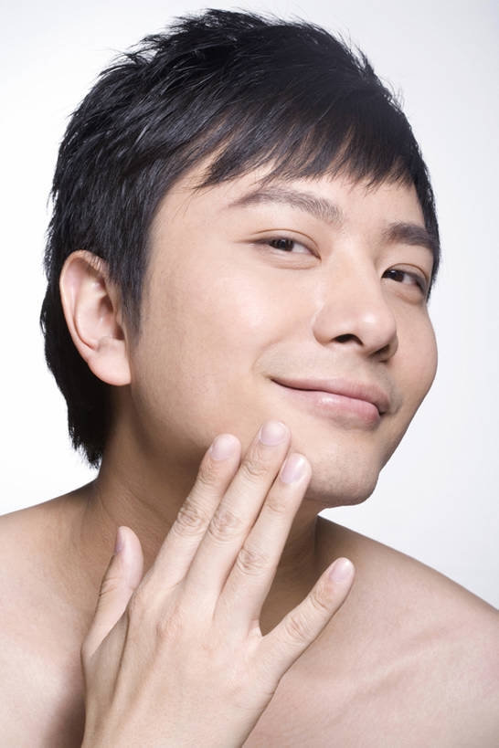 东方人,成年人,脸,头,脸颊,手,头发,裸体,一个人,微笑,竖图,白色背景,正面,化妆,美容,幸福,北京,中国,亚洲,仅一个男性,仅一个人,护肤,注视,干净,裸露,肩膀,仅一个年轻男性,黑色,观察,看,保养,享受,休闲,健康,放松,保健,摄影,观看,皮肤,光滑,察看,关注,肖像,裸,东亚,养颜,细腻,平滑,男人,男性,年轻男性,亚洲人,中国人,年轻人,头部,脸部,脸蛋,面部,触摸,彩图,影棚拍摄,SPA美容,英俊,bj175