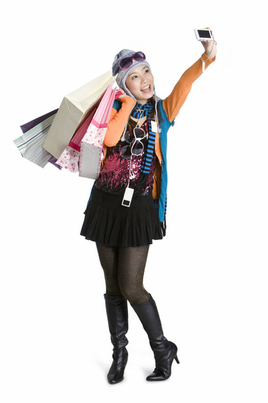 东方人,成年人,一个人,站,笑,微笑,露齿笑,竖图,白色背景,正面,购物,陶醉,快乐,兴奋,幸福,消费,相机,北京,中国,亚洲,仅一个年轻女性,仅一个女性,仅一个人,丰富,冬天,购物袋,音乐,音乐播放器,拿着,注视,刺激,数码相机,随身听,太阳镜,观察,看,站着,享受,夸张,零售,自拍,金融,摄影,观看,单腿,察看,购买,关注,选购,贸易,东亚,血拼,年轻女性,女人,女性,亚洲人,中国人,年轻人,站立,彩图,全身,影棚拍摄,ipod播放器,播放器,沉醉,bj175