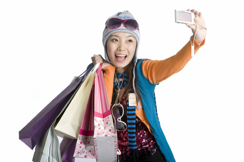 东方人,成年人,一个人,站,笑,微笑,露齿笑,横图,白色背景,正面,购物,陶醉,快乐,兴奋,幸福,消费,相机,北京,中国,亚洲,仅一个年轻女性,仅一个女性,仅一个人,丰富,冬天,购物袋,音乐,音乐播放器,拿着,注视,刺激,数码相机,随身听,太阳镜,观察,看,站着,享受,夸张,零售,自拍,金融,摄影,观看,单腿,察看,购买,关注,选购,贸易,东亚,血拼,年轻女性,女人,女性,亚洲人,中国人,年轻人,站立,半身,彩图,影棚拍摄,ipod播放器,播放器,沉醉,bj175