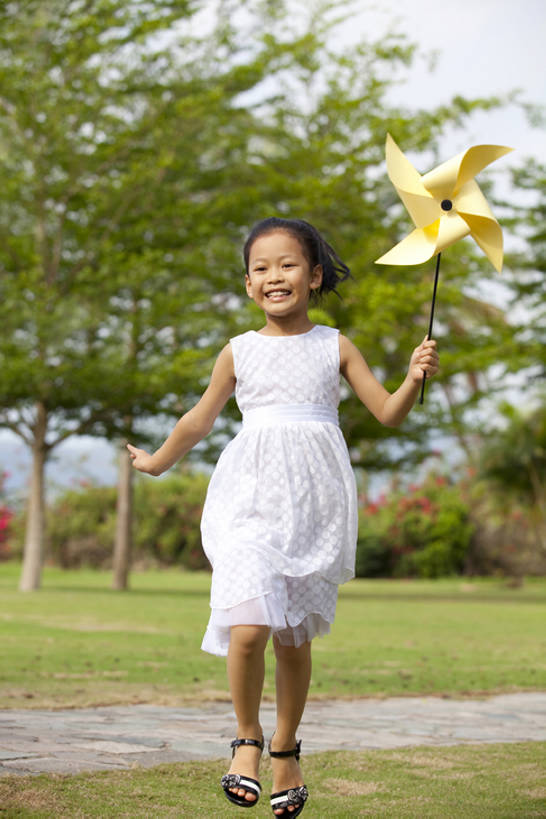 东方人,儿童,一个人,公园,笑,微笑,露齿笑,竖图,室外,白天,正面,旅游,度假,快乐,兴奋,幸福,纯洁,美景,纸风车,玩具,三亚,中国,亚洲,仅一个女性,仅一个人,景观,拿着,休闲装,娱乐,刺激,草,树,小孩,绿色,白色,自然,夏天,仅一个小孩,享受,休闲,景色,放松,可爱,童年,童趣,摄影,生活方式,自然风光,肖像,童真,东亚,烂漫,无邪,海南岛,蹦,天真,女孩,女人,女性,亚洲人,中国人,孩子,休闲活动,彩图,全身,女生,太阳裙,bj175