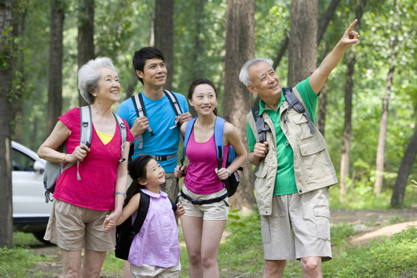 东方人,儿童,老年人,人群,家庭,母亲,父亲,女儿,祖父母,祖母,祖父,笑,微笑,露齿笑,横图,室外,白天,正面,旅游,度假,游戏,快乐,幸福,纯洁,旅途,美景,森林,汽车,北京,中国,亚洲,指,景观,许多人,玩,指点,休闲装,娱乐,树,小孩,绿色,自然,夏天,手势,一群人,享受,休闲,健康,温暖,温馨,一家人,景色,放松,可爱,探索,童年,童趣,运输,摄影,活动,宁静,和睦,指向,发泄,消遣,智力,自然风光,童真,东亚,烂漫,无邪,陪同,宣泄,陪伴,冒险,天真,老年男性,老年女性,男人,男性,年轻男性,年轻女性,女孩,女人,女性,亚洲人,中国人,孩子,年轻人,全家福,孙女,休闲活动,手牵手,玩耍,嬉戏,彩图,旅行,融洽,打手势,多功能车,伴随,bj175