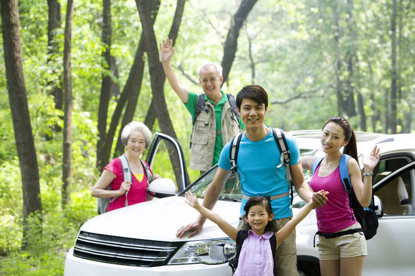 东方人,儿童,老年人,人群,家庭,母亲,父亲,祖父母,祖母,祖父,笑,微笑,露齿笑,横图,室外,白天,正面,旅游,度假,游戏,快乐,幸福,纯洁,旅途,美景,森林,汽车,北京,中国,亚洲,景观,许多人,玩,挥手,注视,休闲装,娱乐,树,小孩,绿色,自然,夏天,观察,看,一群人,享受,休闲,健康,温暖,温馨,一家人,景色,放松,可爱,童年,童趣,运输,摄影,观看,活动,宁静,和睦,察看,发泄,关注,消遣,智力,自然风光,问候,肖像,童真,东亚,烂漫,无邪,陪同,宣泄,陪伴,冒险,天真,老年男性,老年女性,男人,男性,年轻男性,年轻女性,女孩,女人,女性,亚洲人,中国人,孩子,年轻人,全家福,孙女,休闲活动,手牵手,玩耍,嬉戏,张开手臂,彩图,旅行,融洽,多功能车,伴随,bj175