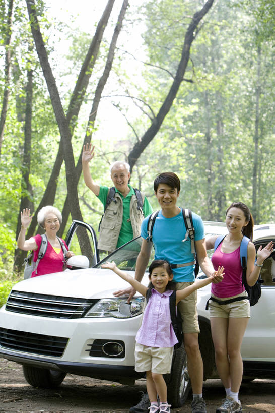 东方人,儿童,老年人,人群,家庭,母亲,父亲,祖父母,祖母,祖父,笑,微笑,露齿笑,竖图,室外,白天,正面,旅游,度假,快乐,幸福,纯洁,旅途,美景,森林,汽车,北京,中国,亚洲,景观,许多人,挥手,注视,休闲装,娱乐,树,小孩,绿色,自然,夏天,观察,看,一群人,享受,休闲,健康,温暖,温馨,一家人,景色,放松,可爱,童年,童趣,运输,摄影,观看,宁静,和睦,察看,关注,自然风光,问候,肖像,童真,东亚,烂漫,无邪,陪同,陪伴,冒险,天真,老年男性,老年女性,男人,男性,年轻男性,年轻女性,女孩,女人,女性,亚洲人,中国人,孩子,年轻人,全家福,孙女,休闲活动,手牵手,张开手臂,彩图,全身,旅行,融洽,多功能车,伴随,bj175