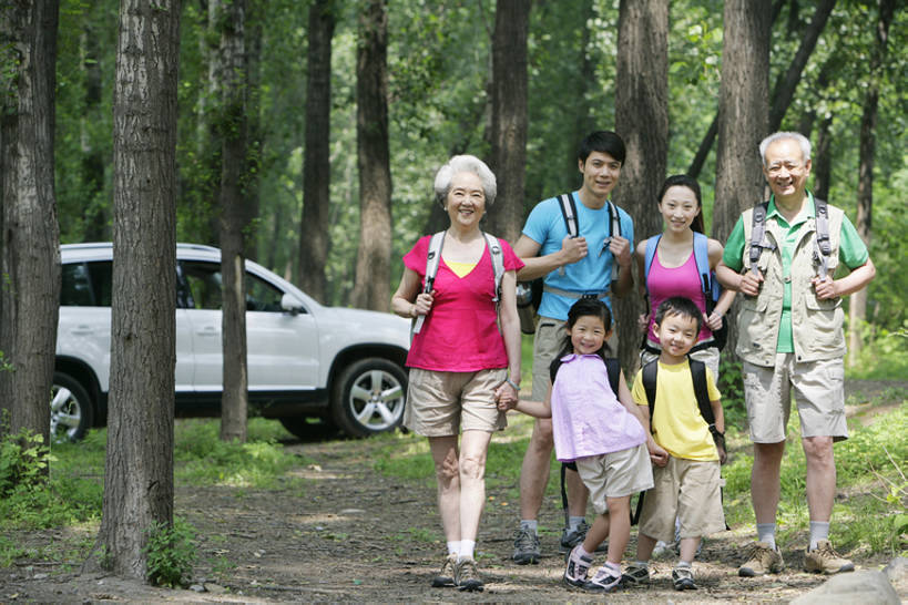 东方人,儿童,老年人,四个人,人群,家庭,夫妻,母亲,父亲,女儿,儿子,兄弟,姐妹,祖父母,祖母,祖父,笑,微笑,露齿笑,横图,室外,白天,正面,爱情,旅游,度假,快乐,幸福,纯洁,旅途,美景,森林,汽车,北京,中国,亚洲,连接,景观,许多人,浪漫,注视,休闲装,娱乐,树,小孩,绿色,自然,夏天,观察,看,一群人,享受,休闲,健康,温暖,温馨,父子,母子,一家人,景色,恩爱,放松,父爱,可爱,母爱,童年,童趣,恋人,摄影,观看,宁静,和睦,察看,关注,自然风光,肖像,童真,东亚,烂漫,无邪,背包客,陪同,陪伴,冒险,天真,老年男性,老年女性,男孩,男人,男性,年轻男性,年轻女性,女孩,女人,女性,亚洲人,中国人,孩子,年轻人,夫妇,情侣,全家福,孙女,孙子,休闲活动,手牵手,彩图,全身,旅行,伴侣,融洽,男生,多功能车,伴随,bj175