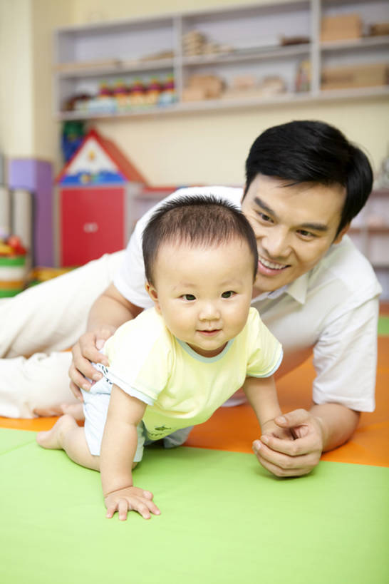 东方人,婴儿,儿童,中年人,两个人,家庭,父母,父亲,儿子,导游,微笑,竖图,室内,正面,游戏,快乐,纯洁,中国,亚洲,连接,教育,玩,拿着,休闲装,娱乐,刺激,小孩,社区,教,趴着,休闲,温暖,温馨,一家人,赤脚,爬,可爱,童年,童趣,幼儿园,活泼,生长,活动,协助,和睦,知识,享乐,愉悦,发泄,关爱,消遣,智力,宝宝,童真,东亚,纯真,烂漫,无邪,发展,北京市,宣泄,伶俐,天真,男性,中年男性,亚洲人,中国人,孩子,玩耍,嬉戏,彩图,全身,爱,欢乐,融洽,好奇心,安全气垫,健身垫,一见钟情,bj175