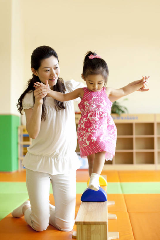 东方人,儿童,中年人,两个人,家庭,父母,母亲,女儿,导游,笑,微笑,露齿笑,竖图,室内,正面,游戏,纯洁,玩具,中国,亚洲,连接,教育,玩,休闲装,娱乐,穿,小孩,社区,教,休闲,温暖,温馨,一家人,可爱,童年,童趣,幼儿园,横梁,生长,活动,协助,和睦,专心,知识,享乐,愉悦,发泄,关爱,消遣,智力,童真,东亚,烂漫,无邪,发展,北京市,宣泄,横杆,天真,女孩,女性,中年女性,亚洲人,中国人,孩子,步行,跪着,手牵手,玩耍,嬉戏,张开手臂,彩图,全身,爱,欢乐,融洽,安全气垫,健身垫,一见钟情,bj175