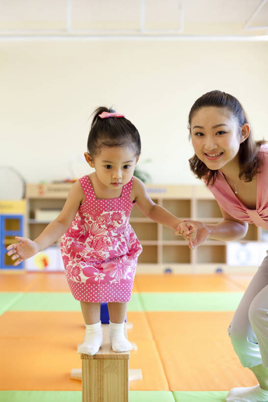 东方人,儿童,两个人,家庭,父母,母亲,女儿,导游,笑,微笑,露齿笑,竖图,室内,侧面,游戏,快乐,纯洁,玩具,中国,亚洲,连接,教育,玩,休闲装,娱乐,穿,刺激,小孩,社区,教,休闲,温暖,温馨,一家人,可爱,童年,童趣,幼儿园,横梁,生长,活动,协助,和睦,专心,知识,享乐,愉悦,发泄,关爱,消遣,智力,童真,东亚,烂漫,无邪,发展,北京市,宣泄,横杆,天真,年轻女性,女孩,女性,亚洲人,中国人,孩子,年轻人,跪着,手牵手,玩耍,嬉戏,张开手臂,彩图,全身,爱,欢乐,融洽,安全气垫,健身垫,一见钟情,bj175