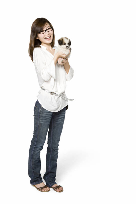 东方人,成年人,一个人,笑,微笑,露齿笑,竖图,留白,白色背景,正面,凉鞋,游戏,快乐,纯洁,信心,中国,亚洲,仅一个年轻女性,仅一个女性,仅一个人,服装,眼镜,小狗,玩,拿着,注视,牛仔裤,休闲装,娱乐,腰带,衣服,白色,观察,看,休闲,可爱,童年,童趣,服饰,观看,活动,察看,衣着,穿着,发泄,关注,消遣,智力,童真,东亚,烂漫,无邪,北京市,宣泄,衣饰,无忧无虑,天真,年轻女性,女人,女性,亚洲人,中国人,年轻人,直发,玩耍,嬉戏,彩图,全身,影棚拍摄,美人,哈叭狗,bj175