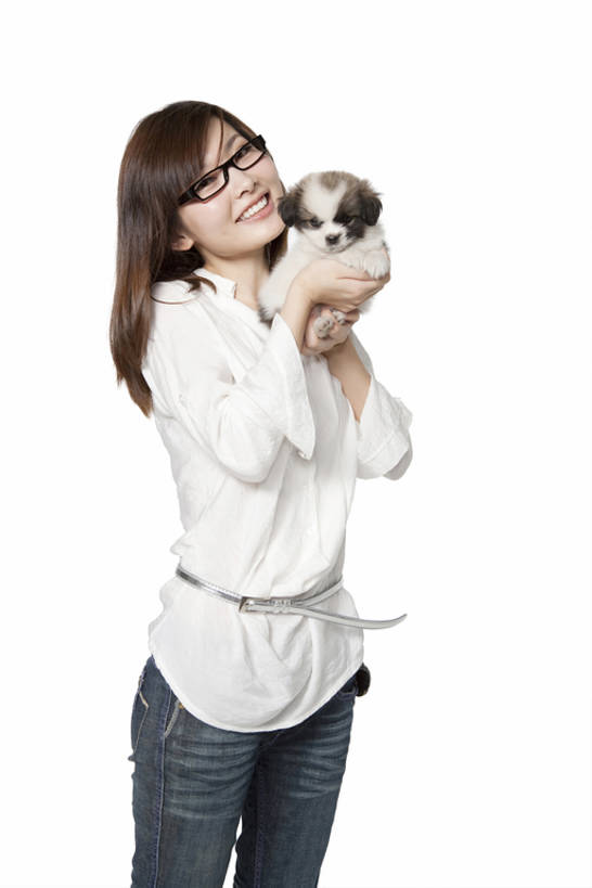 东方人,成年人,一个人,笑,微笑,露齿笑,竖图,留白,白色背景,正面,游戏,快乐,纯洁,信心,中国,亚洲,仅一个年轻女性,仅一个女性,仅一个人,服装,眼镜,小狗,玩,拿着,注视,牛仔裤,休闲装,娱乐,腰带,衣服,白色,观察,看,休闲,可爱,童年,童趣,服饰,观看,活动,察看,衣着,穿着,发泄,关注,消遣,智力,近景,童真,东亚,烂漫,无邪,北京市,宣泄,衣饰,无忧无虑,天真,年轻女性,女人,女性,亚洲人,中国人,年轻人,直发,玩耍,嬉戏,彩图,影棚拍摄,美人,哈叭狗,bj175