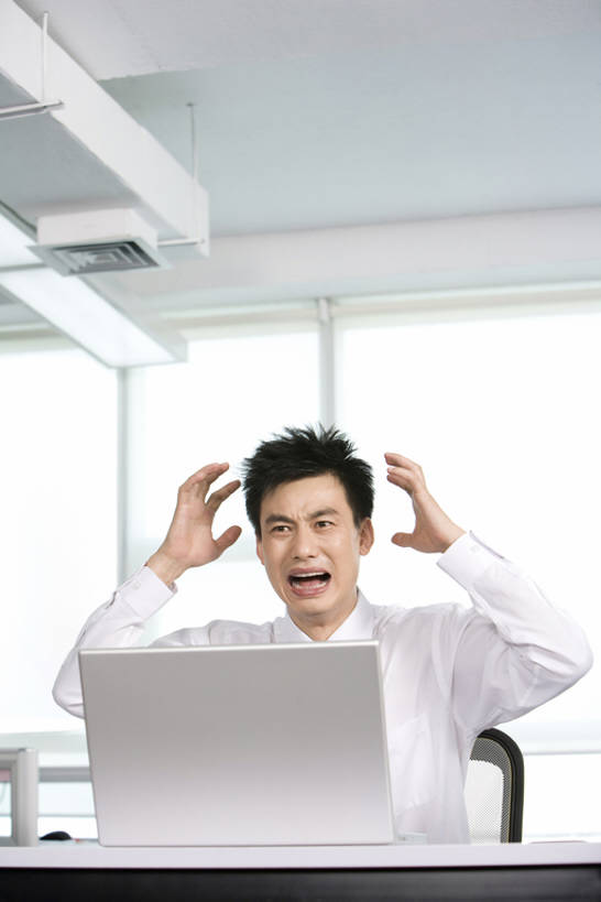 东方人,成年人,中年人,一个人,商务人士,商务男性,办公室,竖图,留白,正面,衬衫,商务,笔记本电脑,互联网,技术,北京,中国,亚洲,仅一个男性,仅一个人,仅一个中年男性,套装,生气,工作,领带,书桌,张嘴,职业,健康,表情,鬼脸,压力,皱眉头,摄影,悲伤,伤心,难过,象征,庄重,忧虑,紧急,商务装,身份,情绪,救援,张大嘴巴,工薪阶层,东亚,挫败,悲哀,正式,地位,救助,无线电技术,哀痛,悲戚,悲痛,震惊,计算机,男人,男性,中年男性,亚洲人,中国人,白领,上班族,张开嘴,半身,彩图,衬衣,办公室职员,心理,紧急救助,bj175