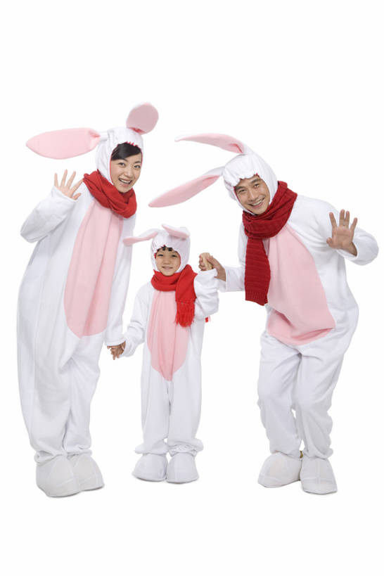 东方人,儿童,中年人,三个人,家庭,母亲,父亲,儿子,笑,微笑,露齿笑,竖图,白色背景,正面,民族服装,快乐,兴奋,幸福,纯洁,运气,北京,中国,春节,亚洲,服装,节日,庆祝,古典,挥手,注视,文化,传统,十二生肖,刺激,小孩,衣服,围巾,观察,看,概念,温暖,温馨,一家人,可爱,童年,童趣,摄影,服饰,影棚,观看,古装,和睦,察看,享乐,关注,中国文化,摄影棚,问候,肖像,童真,东亚,烂漫,无邪,陪同,家兔,兔子装,韵味,陪伴,无忧无虑,天真,男孩,男人,男性,年轻女性,女人,女性,中年男性,亚洲人,中国人,孩子,年轻人,全家福,手牵手,全身,影棚拍摄,传统服装,民俗服,装扮,欢乐,拍摄,融洽,传统文化,传统节日,伴随,bj175