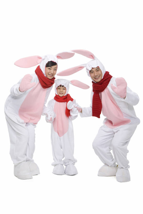 东方人,儿童,中年人,三个人,家庭,母亲,父亲,儿子,笑,微笑,露齿笑,竖图,白色背景,正面,民族服装,快乐,兴奋,幸福,纯洁,运气,北京,中国,春节,亚洲,服装,节日,庆祝,古典,挥手,注视,文化,传统,十二生肖,刺激,小孩,衣服,围巾,观察,看,概念,温暖,温馨,一家人,可爱,童年,童趣,摄影,服饰,影棚,观看,古装,和睦,察看,享乐,关注,中国文化,摄影棚,问候,肖像,童真,东亚,烂漫,无邪,陪同,家兔,兔子装,韵味,元旦,陪伴,无忧无虑,天真,男孩,男人,男性,年轻女性,女人,女性,中年男性,亚洲人,中国人,孩子,年轻人,全家福,手牵手,全身,影棚拍摄,传统服装,民俗服,装扮,欢乐,拍摄,融洽,传统文化,传统节日,伴随,bj175