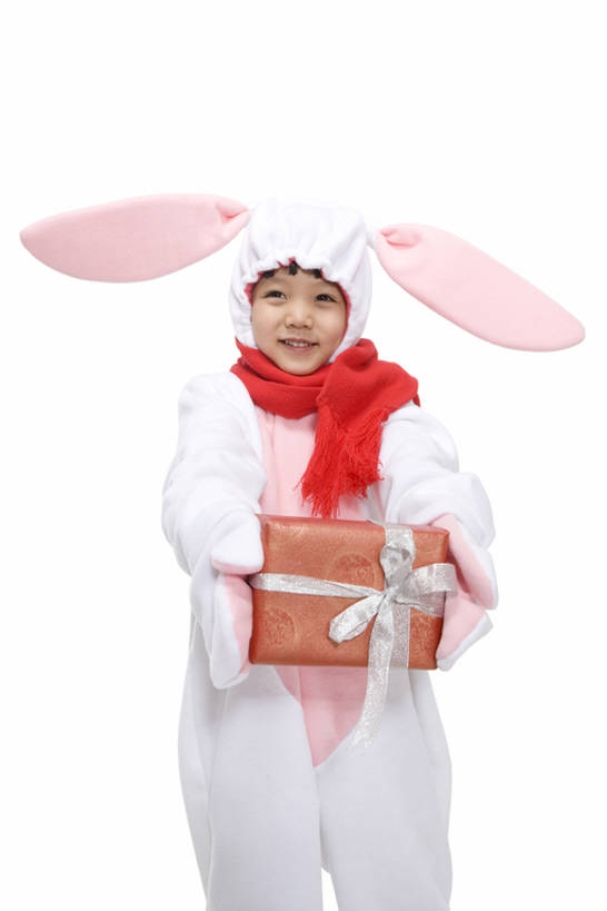 东方人,儿童,一个人,笑,微笑,露齿笑,竖图,白色背景,民族服装,快乐,兴奋,幸福,纯洁,运气,礼物,北京,中国,春节,亚洲,服装,节日,庆祝,包装,缎带,古典,拿着,注视,文化,传统,十二生肖,刺激,小孩,衣服,蝴蝶结,围巾,观察,看,概念,可爱,童年,童趣,打结,摄影,服饰,影棚,观看,古装,察看,享乐,关注,中国文化,摄影棚,肖像,童真,东亚,烂漫,无邪,家兔,兔子装,韵味,元旦,无忧无虑,天真,男孩,男性,亚洲人,中国人,孩子,张开手臂,影棚拍摄,传统服装,民俗服,装扮,欢乐,拍摄,传统文化,传统节日,bj175