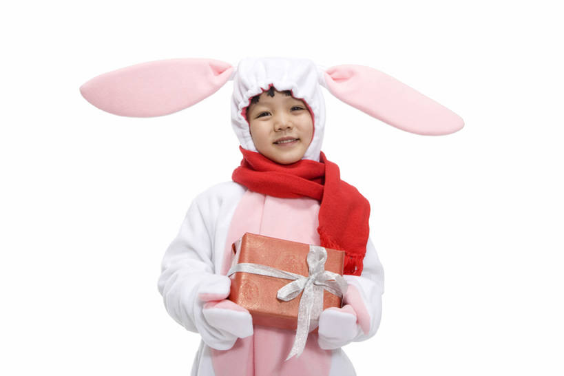 东方人,儿童,一个人,笑,微笑,露齿笑,横图,白色背景,民族服装,快乐,兴奋,幸福,纯洁,运气,礼物,北京,中国,春节,亚洲,服装,节日,庆祝,包装,缎带,古典,拿着,注视,文化,传统,十二生肖,刺激,小孩,衣服,蝴蝶结,围巾,观察,看,概念,可爱,童年,童趣,打结,摄影,服饰,影棚,观看,古装,察看,享乐,关注,中国文化,摄影棚,肖像,童真,东亚,烂漫,无邪,家兔,兔子装,韵味,元旦,无忧无虑,天真,男孩,男性,亚洲人,中国人,孩子,半身,影棚拍摄,传统服装,民俗服,装扮,欢乐,拍摄,传统文化,传统节日,bj175