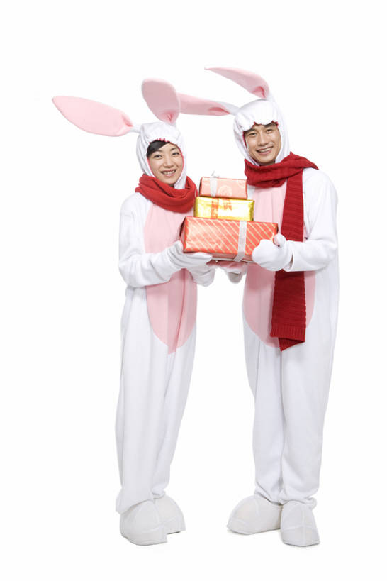 东方人,中年人,两个人,笑,微笑,露齿笑,竖图,白色背景,正面,民族服装,快乐,兴奋,幸福,运气,礼物,北京,中国,春节,亚洲,服装,节日,庆祝,包装,缎带,古典,拿着,注视,文化,传统,十二生肖,刺激,衣服,蝴蝶结,围巾,观察,看,概念,打结,财富,摄影,服饰,影棚,观看,古装,察看,享乐,关注,中国文化,摄影棚,肖像,东亚,家兔,兔子装,韵味,异性恋,无忧无虑,男人,男性,年轻女性,女人,女性,中年男性,亚洲人,中国人,年轻人,全身,影棚拍摄,传统服装,民俗服,装扮,欢乐,拍摄,伴侣,传统文化,传统节日,bj175