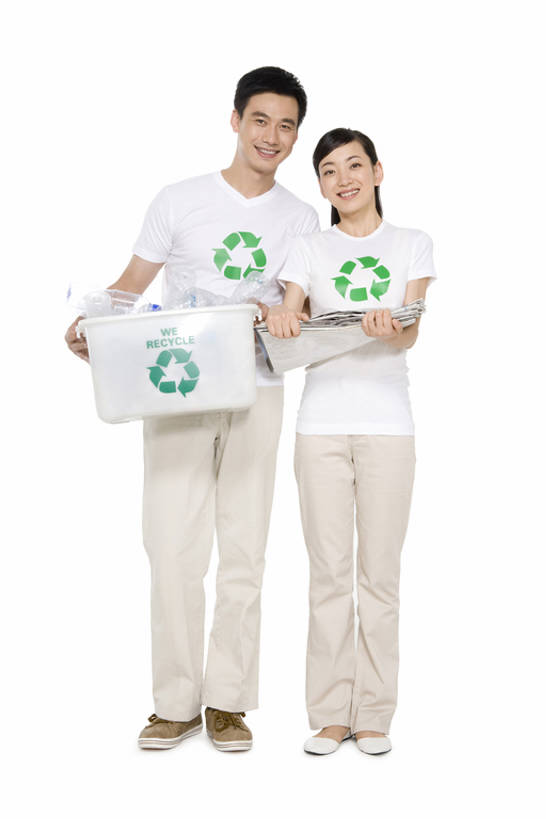 东方人,中年人,两个人,笑,微笑,露齿笑,竖图,白色背景,正面,快乐,幸福,指示牌,报纸,北京,中国,亚洲,堆叠,环保,标志,符号,文字,纸,塑胶,T恤,拿着,注视,休闲装,标识,瓶子,观察,看,概念,健康,摄影,影棚,能源,观看,保护,环境,回收,资源,察看,关注,摄影棚,肖像,利用,低碳,东亚,循环,循环利用,环境保护,持续,责任,异性恋,男人,男性,年轻女性,女人,女性,中年男性,亚洲人,中国人,年轻人,全身,影棚拍摄,拍摄,伴侣,回收桶,bj175