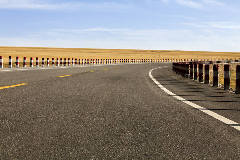 无人,栏杆,横图,室外,白天,旅游,度假,旅途,美景,道路,高速公路,路,公路,中国,亚洲,地平线,地形,景观,分界线,停车线,交通,方向,娱乐,蓝色,风景,天空,自然,享受,休闲,景色,放松,运输,摄影,双黄线,车行道,车行道分界线,宁静,自驾游,自然风光,标线,东亚,车行线,地貌,青海省,万里无云,罕见,荒僻,偏僻,偏远,自然地理,冷僻,马路,彩图,旅行,青藏公路,bj175