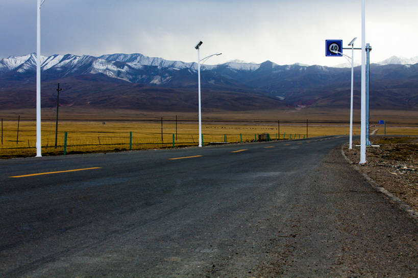 无人,横图,室外,白天,消失点,旅游,度假,探险,旅途,草原,美景,山,山脉,雪山,高速公路,路,路灯,中国,亚洲,地形,景观,云,云朵,分界线,停车线,云彩,杆,方向,娱乐,风景,天空,自然,享受,休闲,景色,放松,探索,摄影,蜿蜒,双黄线,车行道,车行道分界线,宁静,自驾游,贫瘠,自然风光,标线,东亚,车行线,地貌,青海省,罕见,荒僻,偏僻,偏远,自然地理,冷僻,冒险,荒地,彩图,旅行,祁连山,bj175
