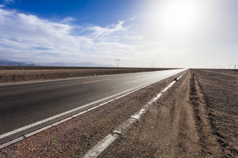 无人,横图,室外,白天,背景,旅游,度假,美景,道路,高速公路,路,公路,中国,亚洲,直线,地形,景观,交通,方向,娱乐,蓝色,风景,天空,自然,享受,休闲,景色,放松,运输,摄影,宁静,环境,大道,自然风光,东亚,地貌,青海省,罕见,荒僻,偏僻,偏远,遥远,自然地理,冷僻,马路,彩图,旅行,汽车广告背景图,bj175