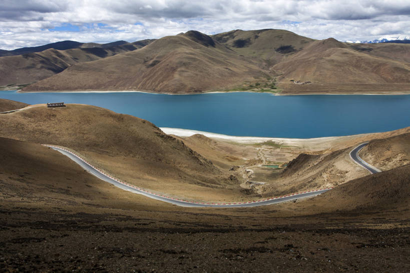 无人,横图,室外,白天,背景,旅游,度假,湖,美景,山,山脉,路,中国,亚洲,曲折,弯曲,地形,景观,山路,云,方向,娱乐,西藏,风景,天空,自然,享受,休闲,景色,放松,运输,摄影,蜿蜒,宁静,山脊,贫瘠,自然风光,东亚,狭窄,西藏自治区,地貌,羊湖,罕见,荒僻,偏僻,偏远,遥远,自然地理,冷僻,彩图,旅行,汽车广告背景图,bj175