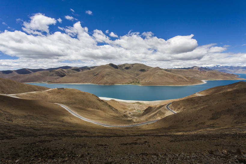无人,横图,室外,白天,背景,旅游,度假,湖,美景,山,山脉,路,中国,亚洲,曲折,弯曲,地形,景观,山路,云,方向,娱乐,西藏,蓝色,风景,天空,自然,享受,休闲,景色,放松,运输,摄影,蜿蜒,宁静,山脊,贫瘠,自然风光,东亚,狭窄,西藏自治区,地貌,羊湖,罕见,荒僻,偏僻,偏远,遥远,自然地理,冷僻,彩图,旅行,汽车广告背景图,bj175