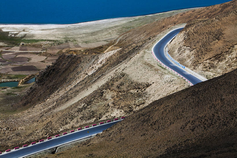 无人,横图,室外,白天,背景,旅游,度假,湖,美景,山,山脉,路,中国,亚洲,曲折,弯曲,地形,景观,山路,方向,娱乐,西藏,风景,自然,享受,休闲,景色,放松,运输,摄影,蜿蜒,宁静,山脊,贫瘠,自然风光,东亚,狭窄,西藏自治区,地貌,羊湖,罕见,荒僻,偏僻,偏远,遥远,自然地理,冷僻,彩图,旅行,汽车广告背景图,bj175